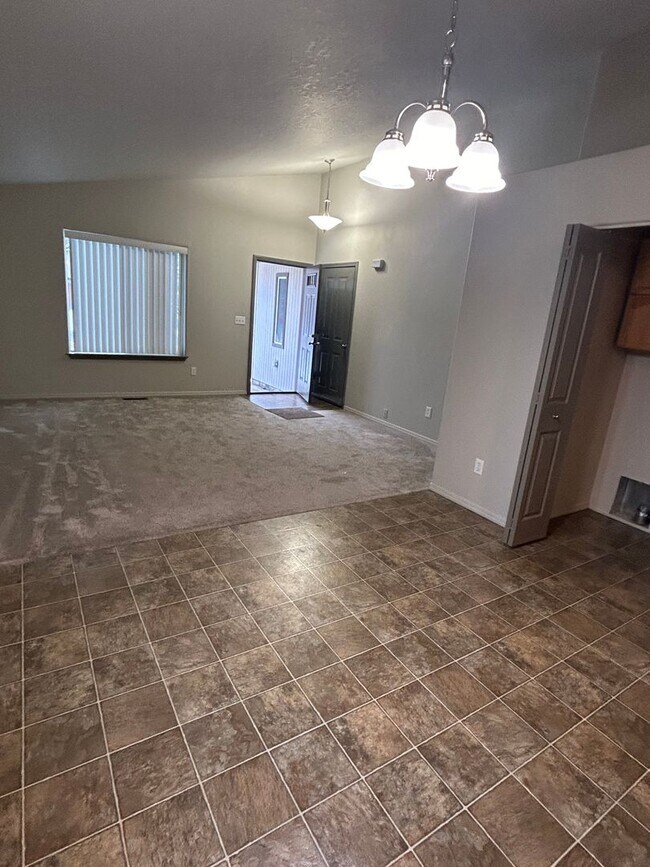 Building Photo - Recently Updated 2 Bedroom Home