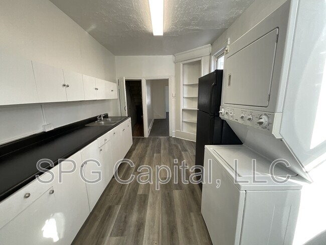 Building Photo - 360 S Pershing Ave