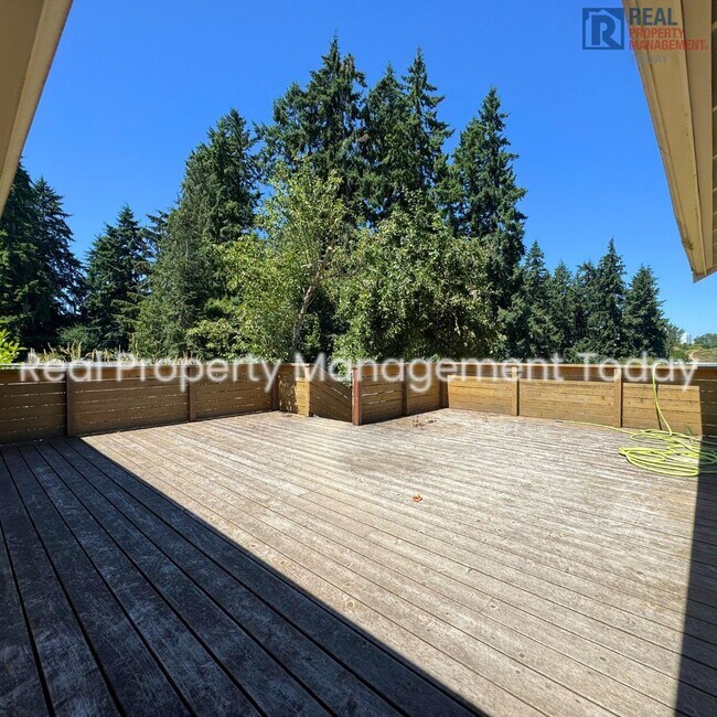 Building Photo - 3 Bedroom + Office Near JBLM!