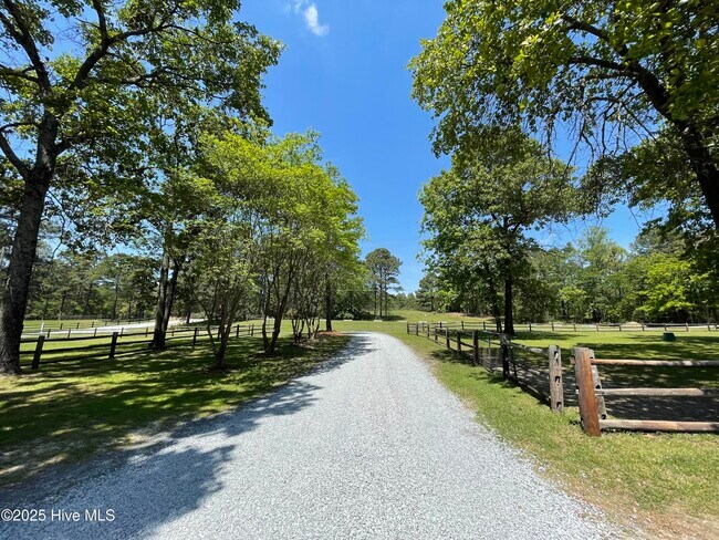 Foto del edificio - 358 Yadkin Run Ln