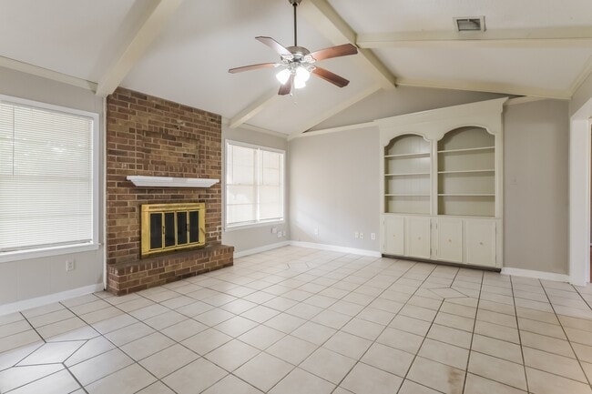 Building Photo - 222 Magic Oaks Dr