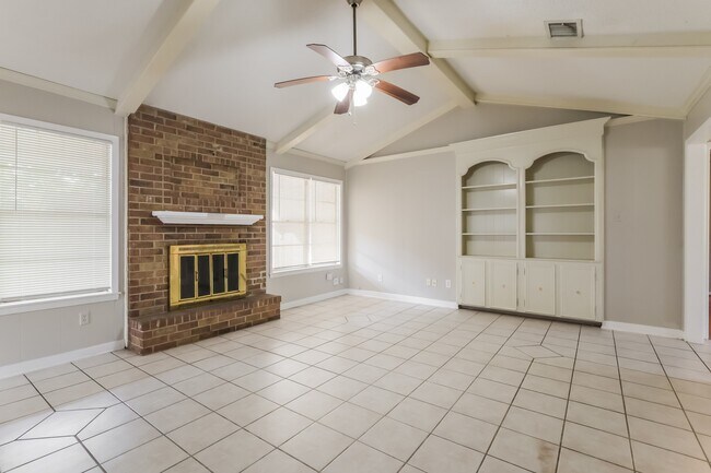 Foto del edificio - 222 Magic Oaks Dr