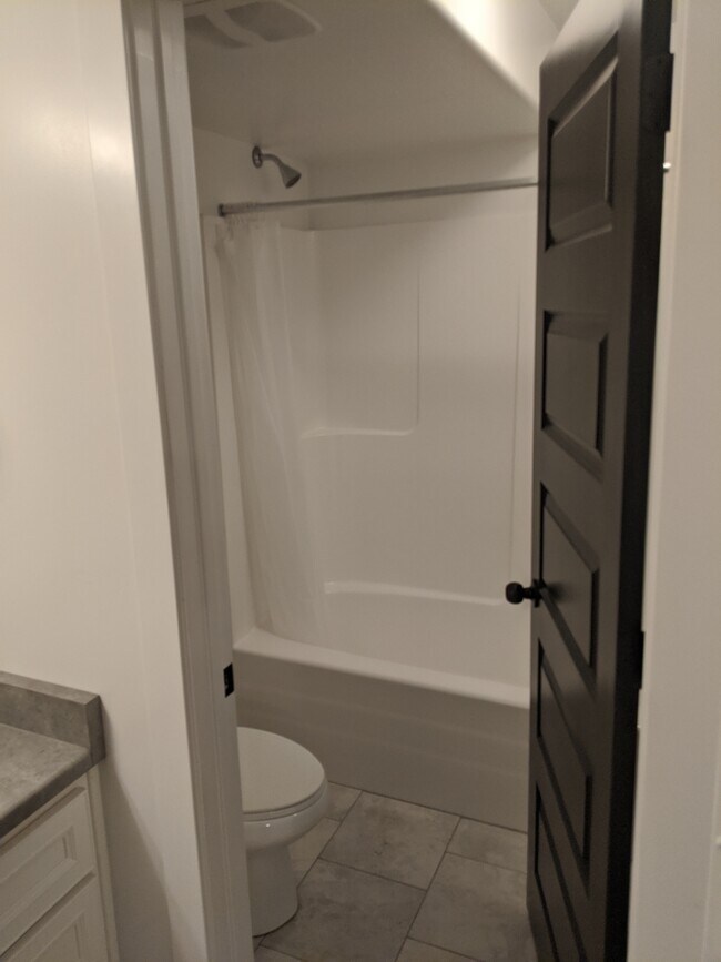 Separated Vanity &amp; Bathtub - 4049 N 900 W