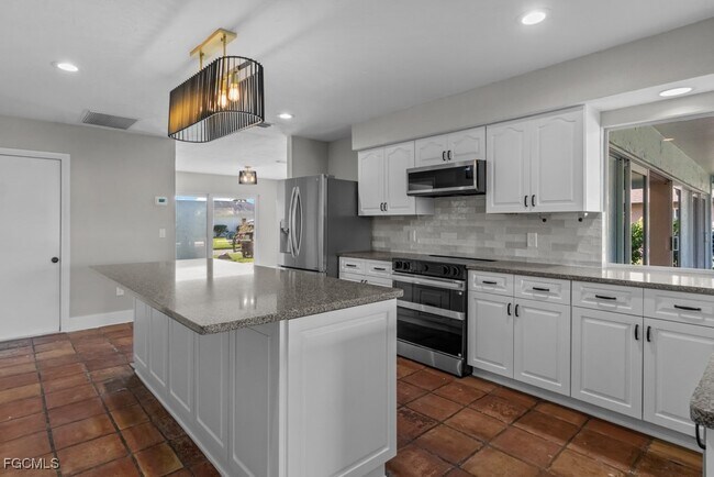 Building Photo - 1384 Burgundy Dr