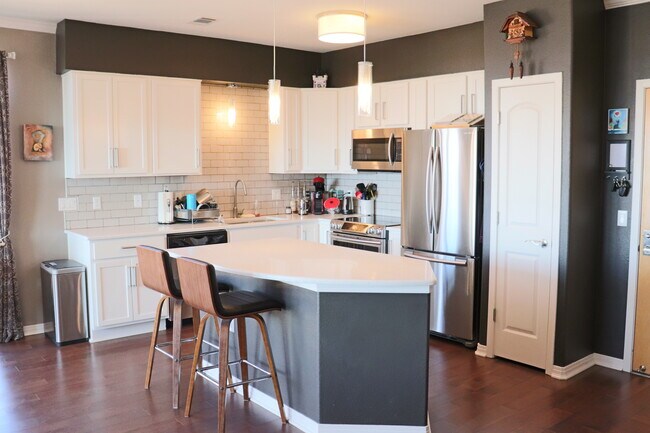 Building Photo - 10184 Park Meadows Dr