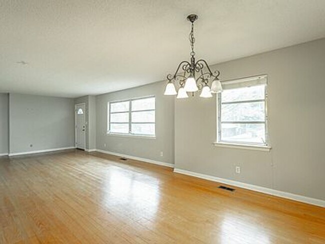 Building Photo - Three Bedroom Two Bathroom House For Rent