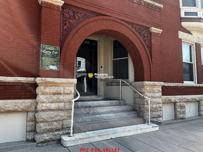 Foto del edificio - Updated 4-Bedroom Apartment in Oshkosh - 1...