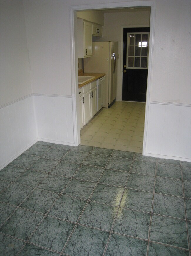 Foto del edificio - 6204 Cool Springs Dr