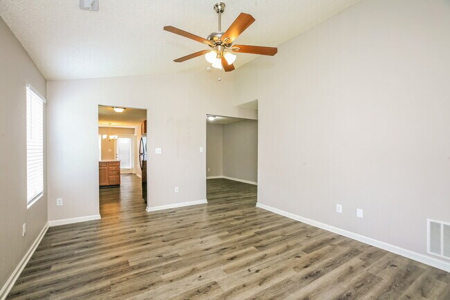Foto del edificio - 5614 Sweet River Dr
