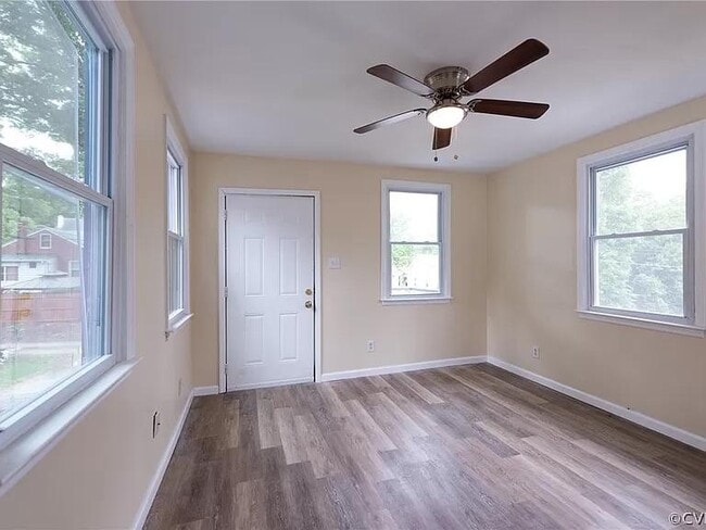 Upper unit living area - 316 E Fillmore St