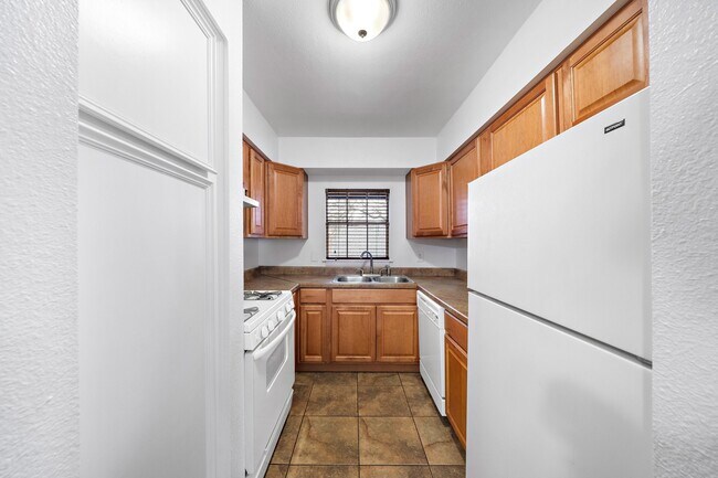 Building Photo - 711 Holiday Dr