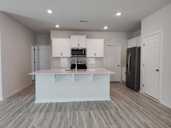 Building Photo - Beautiful home located in the Hamilton Woo...