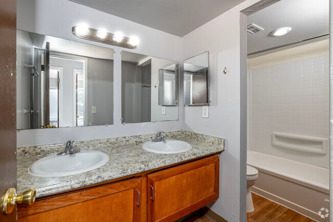 2BR, 1BA - 1,004SF - Bathroom - Arch Manor
