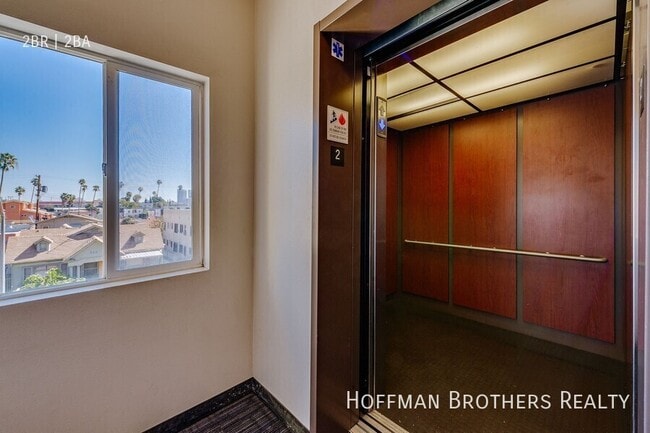 Building Photo - 251 Robinson St