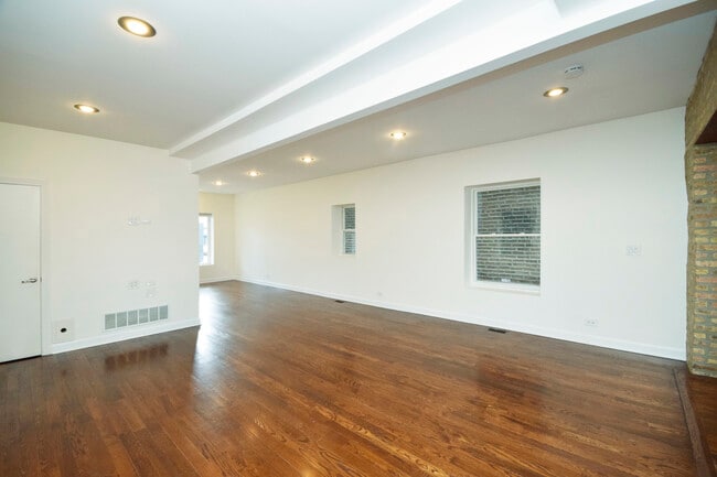Building Photo - 2702 N Artesian Ave