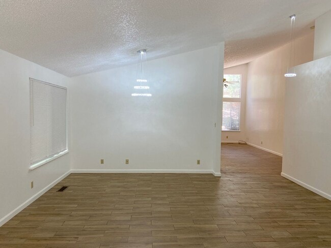 Foto del edificio - Coming Up Roses - NW Reno 4 Bedroom/3 Car Garage Single Story House