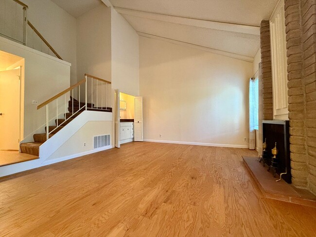 Foto del edificio - Completely Updated 3 Bed 2.5 Bath Walnut C...