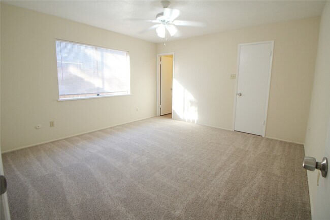 Building Photo - 5327 Karenbeth Dr
