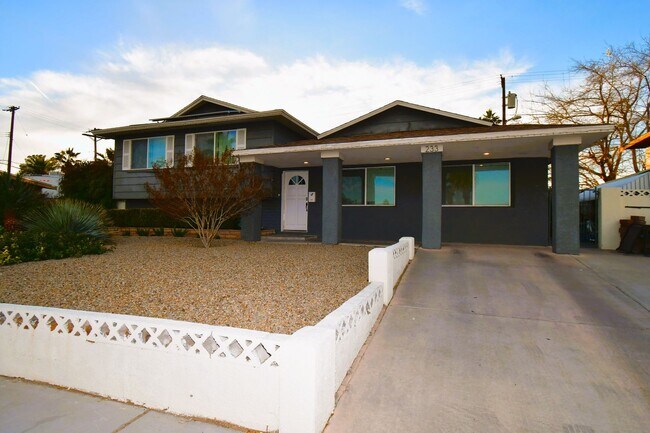 Building Photo - Tri-level 1946 sqft 4 bedroom / 3 bath wit...