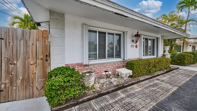 Building Photo - 317 SE 12th Ave