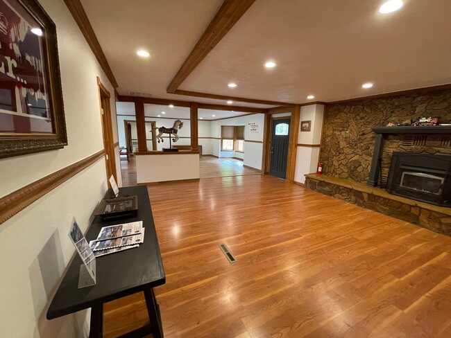 Building Photo - Spacious Single Level Ranch Style 4 Bed 2 ...