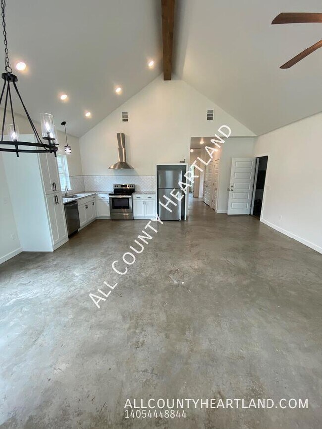 Building Photo - 520 E Springer Ave