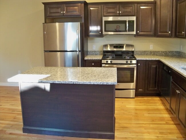 Building Photo - 404 Main St