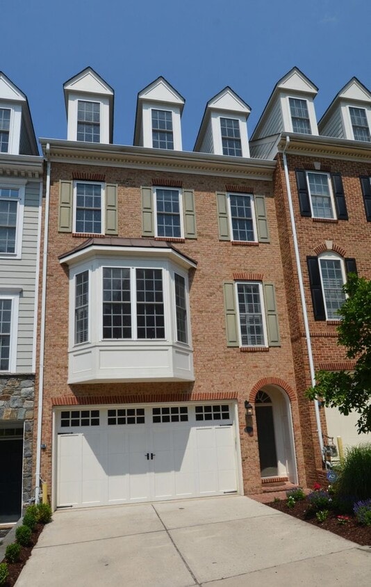 Beautiful Luxury TH with Deck & Patio! - Beautiful Luxury TH with Deck & Patio!