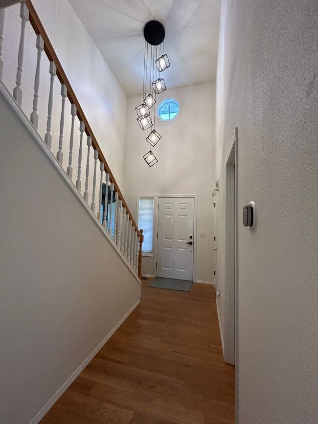 Foto del edificio - COMING SOON **** Elegant Two-Story Home in...