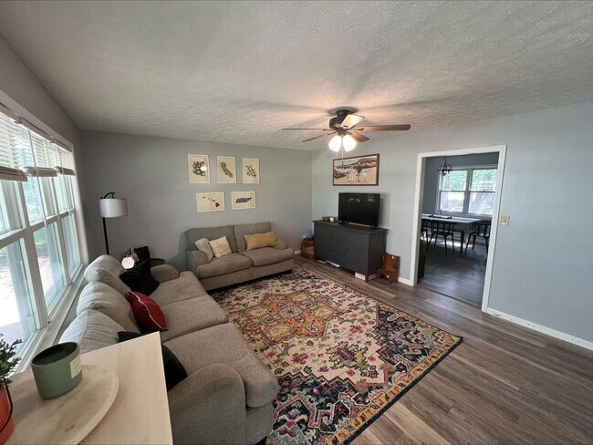 Building Photo - Beautiful Country Home with Acreage