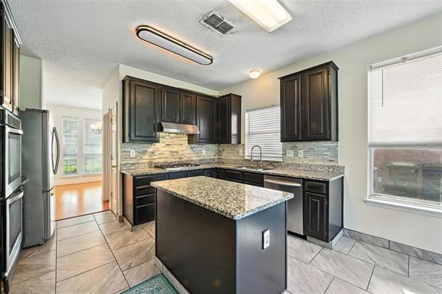 Building Photo - 2714 Chatsworth Dr