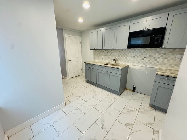 Building Photo - Remodeled 4bd/2 House with Rear yard!! SEC...