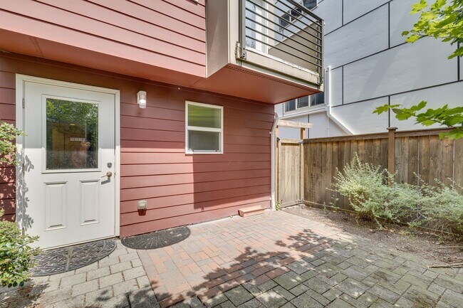 Building Photo - Spacious 3 bedroom townhouse in West Seattle!