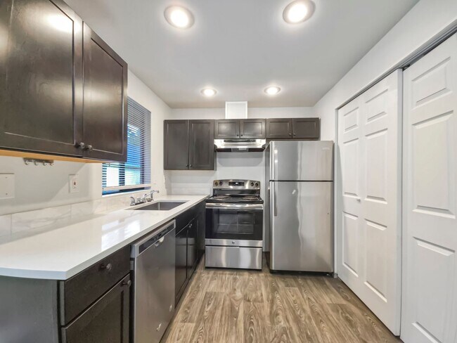 Foto del edificio - Pet-Friendly 2BR Duplex with Fenced Yard & New Carpets