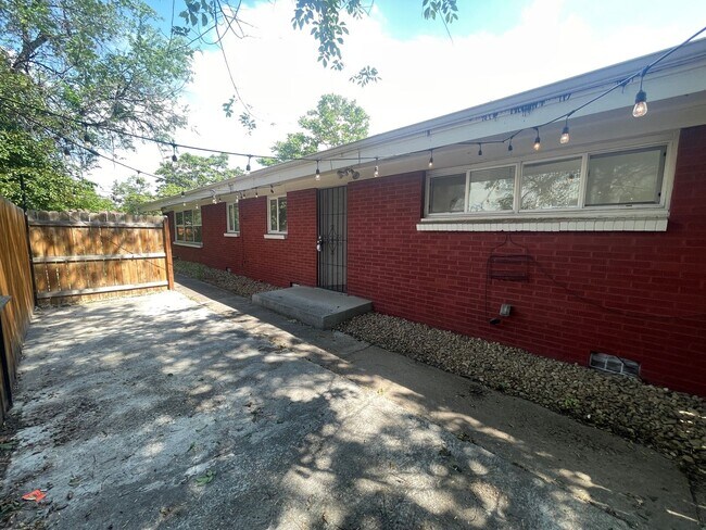 Foto del edificio - Charming 2 Bedroom, 1 Bathroom Duplex in A...