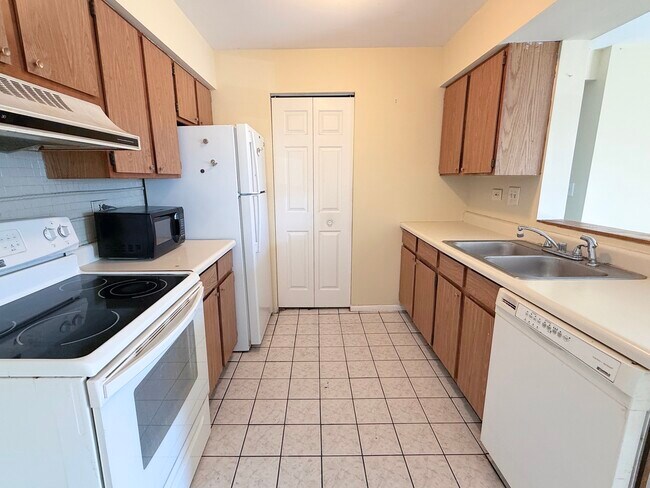 Building Photo - 645 S Virginia Rd