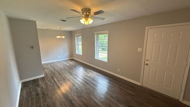 Building Photo - 3032 Queensgate Ave