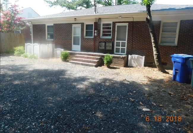 Building Photo - Charming All-Brick 2BR Home with Spacious Yard & Prime Columbia Location