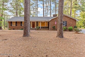 Building Photo - 4 Fairway Ln