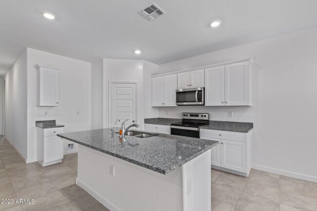 Foto del edificio - 3270 W Shanley Ave
