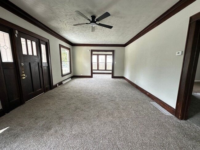 Building Photo - Three Bedroom Home in Battle Creek