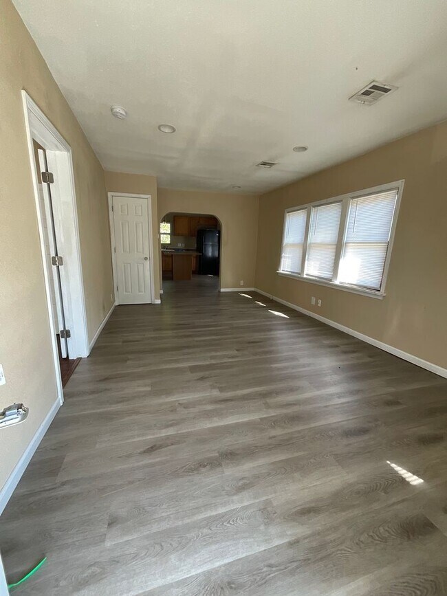 Building Photo - COMING SOON!!! Very nice 2 bedroom 1 bath ...
