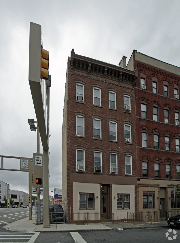 Foto principal - 597 Grove St