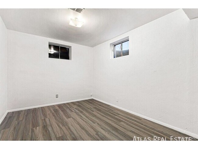 Building Photo - 960 W 70th Pl