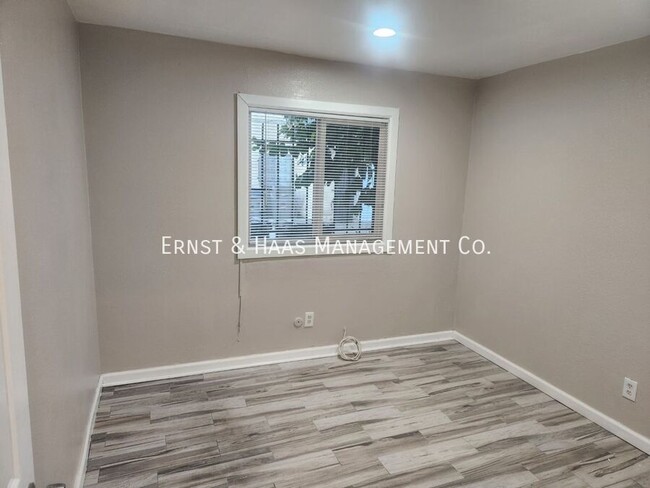 Building Photo - 4 Bedroom 2 Bath Townhome with 2 Car Attac...