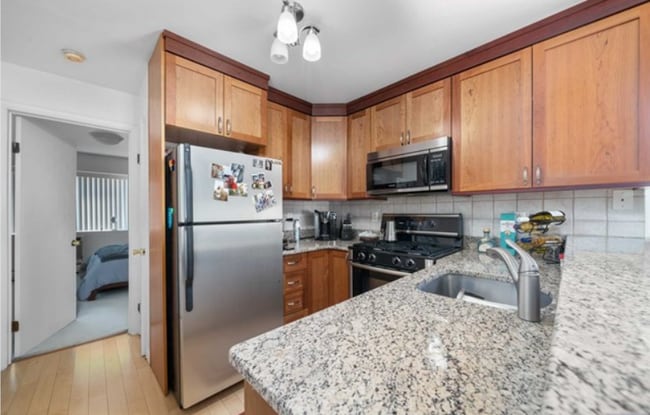 Spacious kitchen - 212 W Ridge Mews