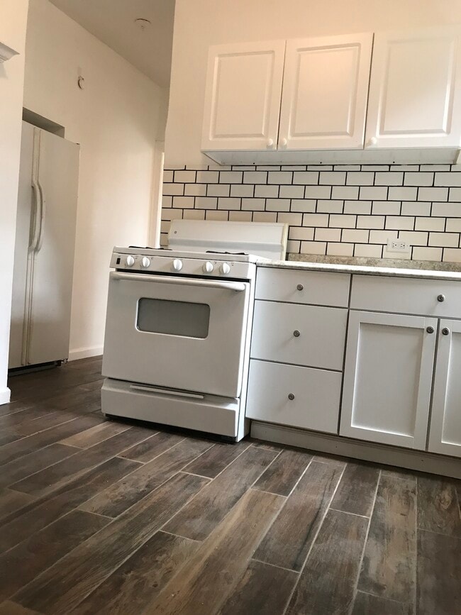French door refrigerator - 4959 W Schubert Ave