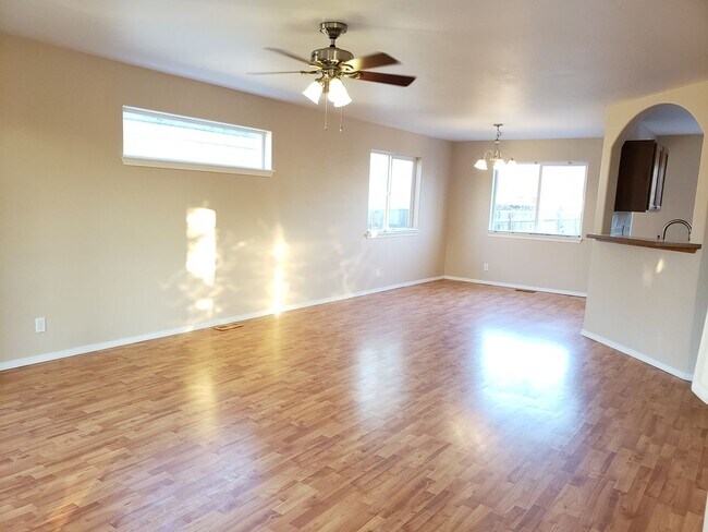 Foto del edificio - Beautiful 4 bedroom 2.5 bath home for rent...