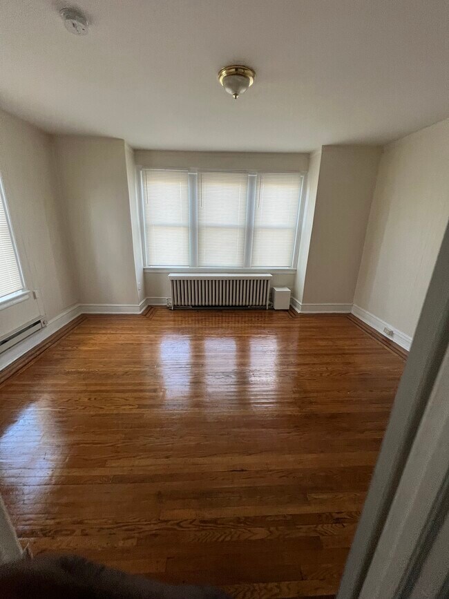 Dormitorio - 3244 W Allegheny Ave