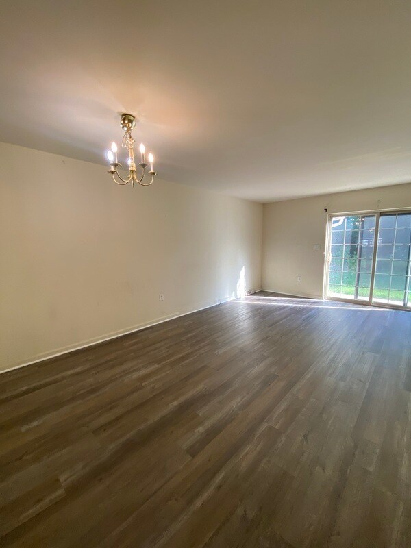 Foto del edificio - 1905 Shady Oak Dr